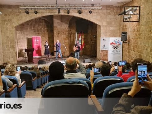 El cantautor español Carlos Dominguez actúa en Líbano bajo el sonido de los misiles israelíes