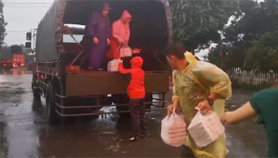 颱風夜送暖! 嘉義鹿草鄉淹水嚴重 鄉長挨家挨戶送便當