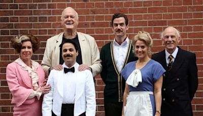 John Cleese lleva serie de TV "Fawlty Towers" al escenario y dice que la farsa es mejor en el teatro