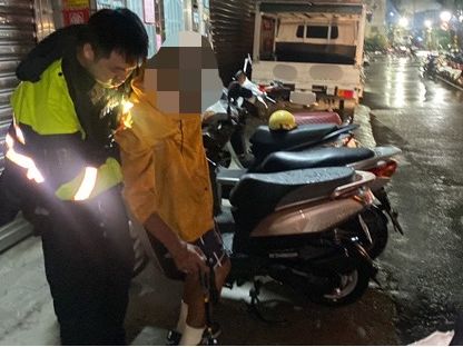 阿伯散步忘服藥 雨中動彈不得 | 三重警護送返家 | 蕃新聞