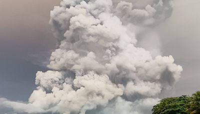 Coluna de fumaça sobe após erupção de vulcão na Indonésia; veja fotos de hoje