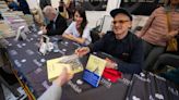 “¡Es como una ‘rave’ de libros!”: los escritores extranjeros flipan con Sant Jordi