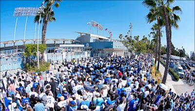 中英對照讀新聞》Ohtani ’bobblehead night’ draws long lines hours before game大谷「搖頭玩偶之夜」在賽前吸引球迷大排長龍 - 中英對照讀新聞 - 自由電子報 專區