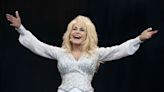 Dolly Parton recibe 100 millones de Jeff Bezos para obras benéficas