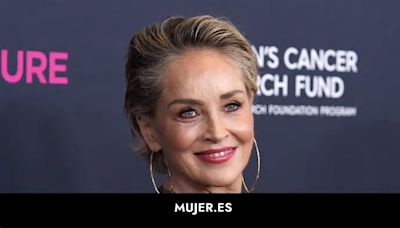 Sharon Stone desafía el edadismo con un vestido corsetero de lentejuelas espectacular