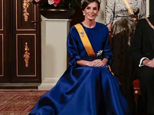 La reina Letizia, fabulosa con su look de gala en Ámsterdam: un nuevo vestido español y la tiara rusa