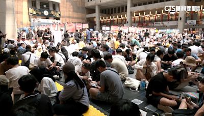 人潮湧台北車站！ 寶可夢「奈克洛茲瑪」首度現身