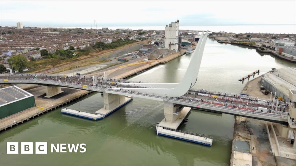 Lowestoft Gull Wing Bridge get stuck during rush hour