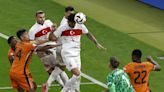 Güler vuelve a sacar su guante y Turquía da primero ante Países Bajos