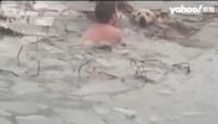 西班牙水庫結冰小狗受困游不出 暖警赤裸上身跳水營救