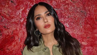 Salma Hayek luce hermoso bikini con top de tiras cruzadas