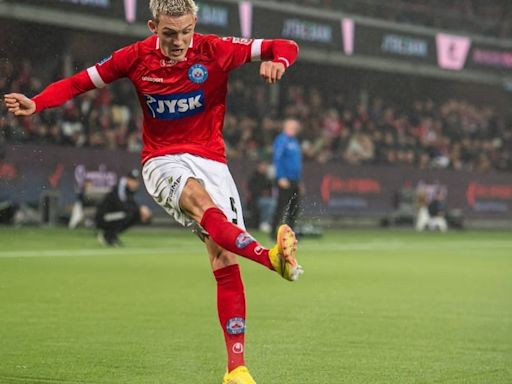 Jugó todo el partido: Sonne presente en la derrota del Silkeborg en la fase previa de la Europa League