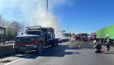 Un camión que transportaba papel en la Autopista Cantilo se incendió y desató un caos de tránsito