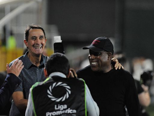 Alexandre Guimaraes rompió el protocolo con pizzas en mano tras juego entre Sporting y Alajuelense