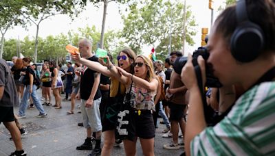 Moradores protestam com pistolas de água contra turistas em Barcelona