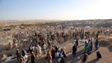 Miles de afganos esperan en los campamentos noticias de cientos todavía bajo las ruinas