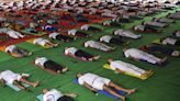 La India bate un récord Guinness con 153.000 participantes en la mayor sesión de yoga