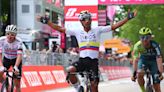 Jhonatan Narváez gana primera etapa del Giro y se viste de rosa