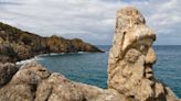 Trésor méconnu de Bretagne, ces incroyables visages sculptés dans la pierre près de Saint-Malo vous laisseront béats