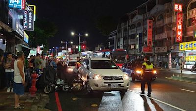 民眾嚇壞圍觀！高雄1夜2起連環撞 休旅車撞倒路旁整排車