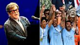 Elton John recibe una serenata de los jugadores del Manchester City en el aeropuerto durante las celebraciones de la FA Cup