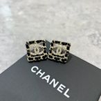 Chanel 耳環 方形皮革logo耳環《精品女王全新＆二手》