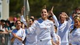 Ukrainian gymnast carries Olympic torch through Marseille - video