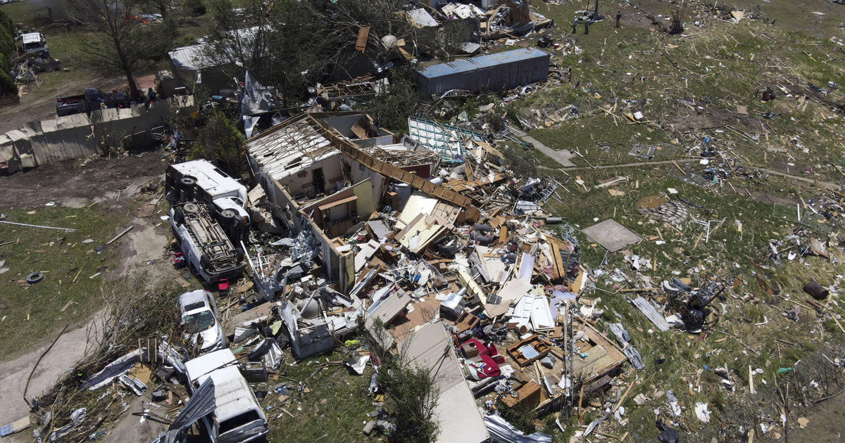 100+ people sheltered in Valley View gas station destroyed by tornado