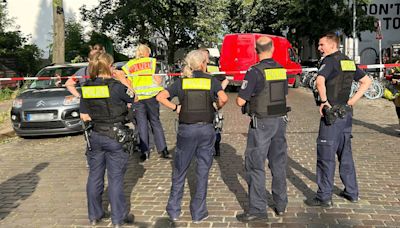 Tödlicher Streit in Berlin - Mann wird bei Parkplatz-Streit erstochen - versammelte Angehörige greifen Polizisten an