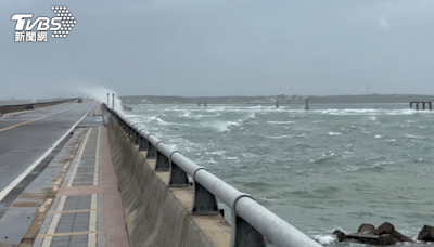 趁雨停！澎湖遊客「跨海大橋」打卡 險遭浪襲