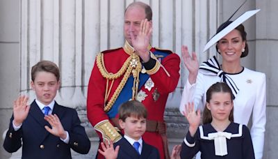 Le prince Louis adorable petit supporter de foot : privé de sortie, il s'offre une soirée privée avec Charlotte