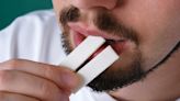 "Facial fitness gum" : qu'est-ce que cette tendance qui vise à sculpter la mâchoire et que certains experts pointent du doigt ?