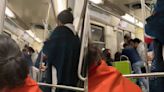 Como el Titanic: músico no deja de tocar en medio de pelea en el Metro de la CDMX
