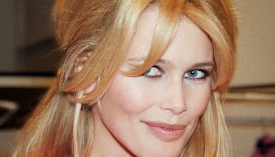 En bikini, Claudia Schiffer célèbre son 54e anniversaire