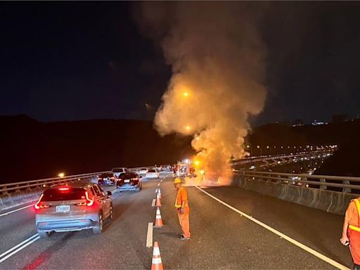 國道1號林口段「火燒車」！ 小客車全毀64歲駕駛急逃生