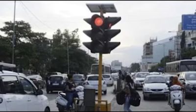 Relief from sun on select Lko routes: Traffic lights to blink you through when commuters are few