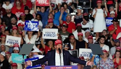 Trump se regocija del caos en la campaña de Biden durante acto en Florida