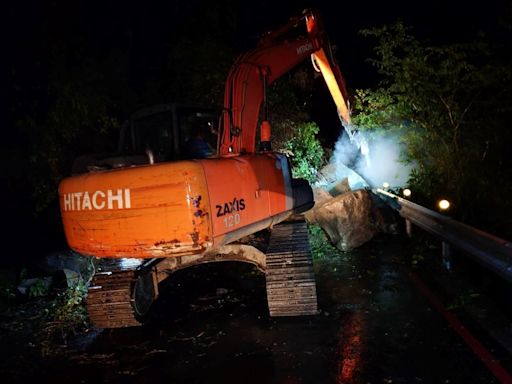 三峽北114線道路清晨4：30分搶通 抗癌鬥士冒雨搏鬥令人感動