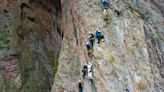 Escaladores quedaron atascados a 1.000 metros de altura durante más de una hora “por exceso de gente”