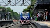 Caos en el Tren Sarmiento: el impactante video de los pasajeros subiendo hasta por la ventana en hora pico