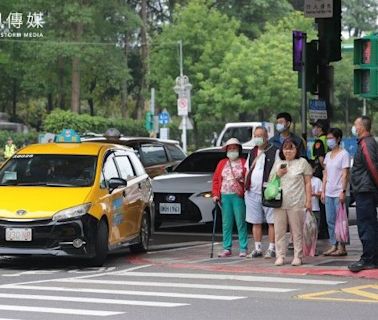 【新新聞】停車格、裝置藝術「卡要緊」？修法洗刷行人地獄 為民服務反成攔路虎