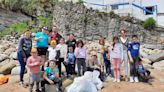 Los alumnos de Les Mariñes de Villaviciosa recogen basura en las playas de la zona: 'Sacamos cuerdas y muchísimo plástico'