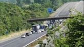 Serious crash shuts motorway in both directions - leaving traffic trapped | ITV News