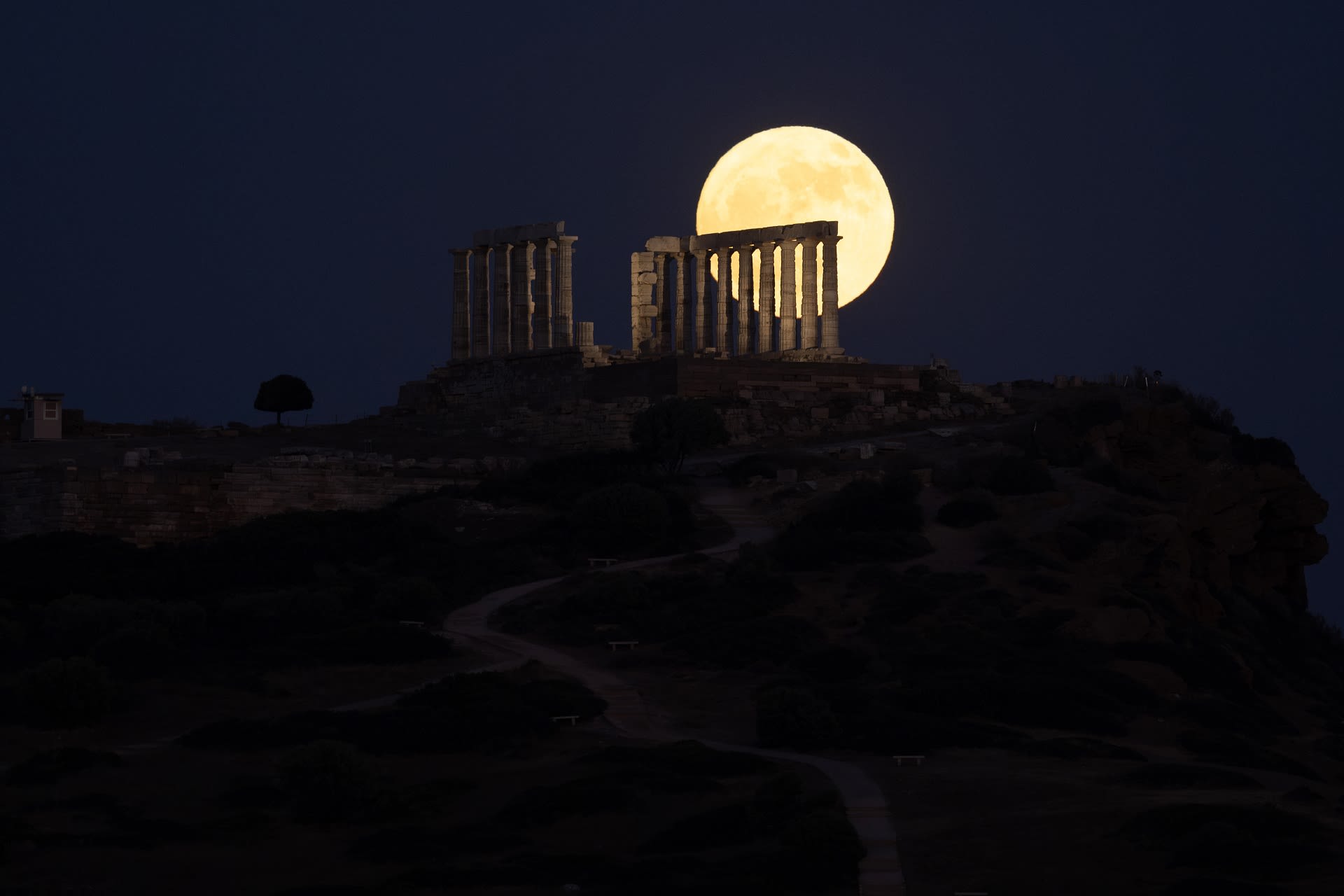 Sweet Strawberry Moon, first full moon of summer, thrills stargazers around the world (photos)