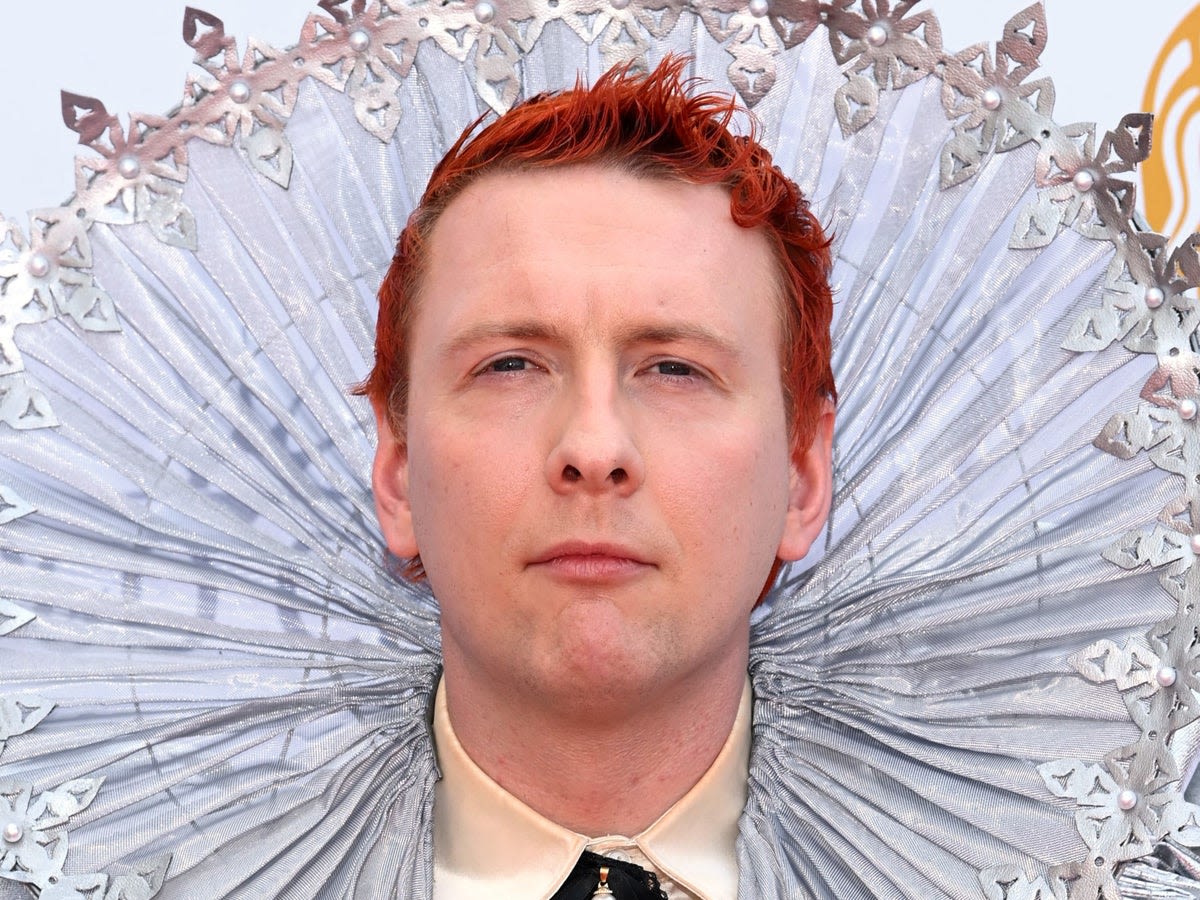 Joe Lycett attends Bafta TV Awards dressed as Queen Elizabeth I after losing bet