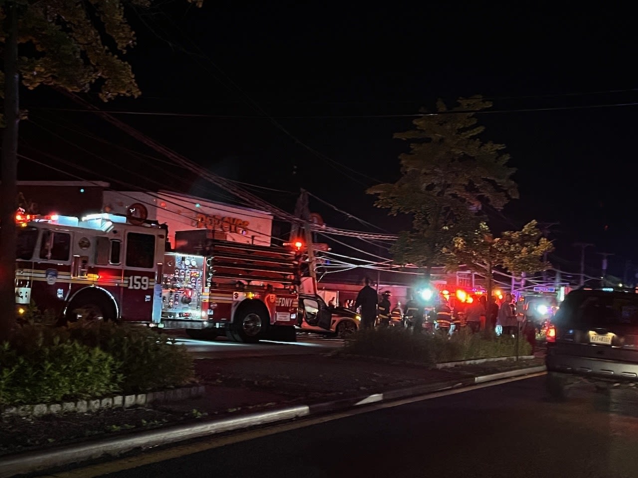 FDNY: 3 people sent to hospital following Staten Island crash overnight