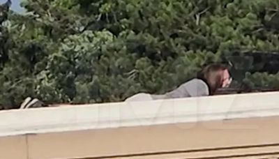 Las imágenes que muestran al atacante de Donald Trump en el techo con un rifle