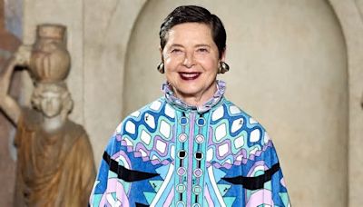 Isabella Rossellini sfila in passerella a 71 anni: incanta il pubblico allo show di Pucci a Roma