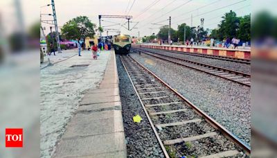 Commuters want express trains to stop at Gummidipoondi | Chennai News - Times of India