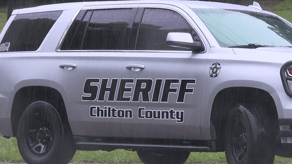 Manhunt for burglary suspect underway in Chilton County